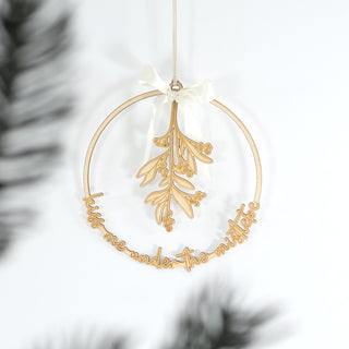 Holzkranz "Kiss me under the mistletoe" mit Mistelzweig und weißer Schleife – handgefertigte Weihnachtsdeko aus Holz für mehr Liebe und Küsse im Winter