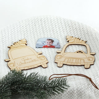 Holzornament in Form eines Autos mit Weihnachtsbaum auf dem Dach und einem Fotoeinsatz, in dem ein Kind sitzt – personalisierbarer Weihnachtsschmuck zum Selbstgestalten. Lieferumfang