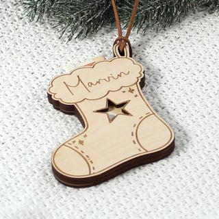 Personalisierter Weihnachtsanhänger aus Holz in Form eines Nikolausstiefels mit eingraviertem Namen und Stern-Ausschnitt – handgefertigtes Ornament, das auch als Geldgeschenk dient.