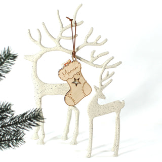 Personalisierter Weihnachtsanhänger aus Holz in Form eines Nikolausstiefels mit eingraviertem Namen und Stern-Ausschnitt – handgefertigtes Ornament, das auch als Geldgeschenk dient.