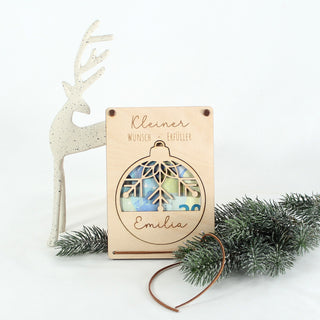 Holz-Geschenkverpackung zu Weihnachten mit Schneeflocken-Weihnachtskugel und Name Emilia – personalisierte Deko und nachhaltige Verpackung für Geldgeschenke.