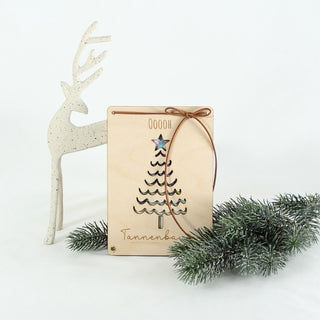 Geschenkverpackung aus Holz mit Tannenbaum-Motiv und Kunstlederschnur – kreative Verpackung für Geldgeschenke zu Weihnachten.