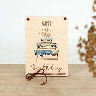 Geschenkverpackung aus Holz mit Torten-Motiv und Schriftzug „Happy Birthday“ für Geldgeschenke