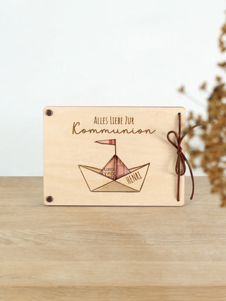 Personalisiertes Geldgeschenk zur Kommunion aus Holz mit Bootsmotiv und Namen