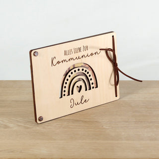 Geschenkverpackung zur Kommunion aus Holz mit Regenbogen und durchscheinendem Geldschein