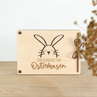 Handgemachte Geldgeschenk-Verpackung aus Holz mit Osterhasen-Motiv und dekorativer Kunstlederschnur