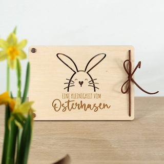 Geschenkverpackung aus Holz mit Osterhasen-Motiv und Kunstlederschnur – kreative Verpackung für Geldgeschenke zu Ostern.