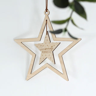 Beidseitig gelaserter Holzstern mit Schriftzug „Zauberhafte Weihnachtszeit“ – nachhaltige Weihnachtsdeko fürs Fenster.
