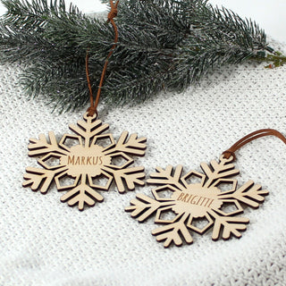 Personalisierte Schneeflocke aus Holz mit eingraviertem Namen – handgefertigter Christbaumanhänger oder Geschenkanhänger für Weihnachten.