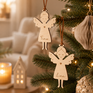 Personalisierte Holzengel mit Gravur an liebevoll dekoriertem Weihnachtsbaum