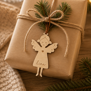 Personalisierte Holzengel mit Gravur als handgefertigter Geschenkanhänger an einem Weihnachtsgeschenk