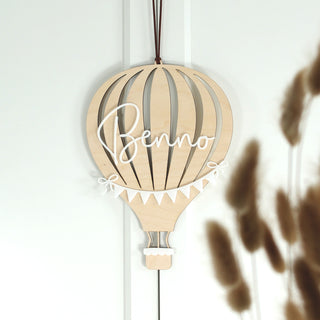 Personalisiertes Holzschild Heißluftballon mit weißem Acryl-Namensschriftzug und kleiner Wimpelkette als Türschild oder Kinderzimmer Deko