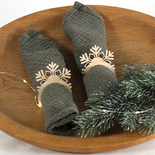 Serviettenring aus Holz in Schneeflockenform – winterliche Tischdekoration mit Stoffserviette auf Holztablett