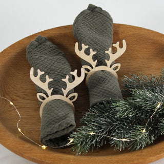 Serviettenring aus Holz in Rentierform mit Stoffserviette – weihnachtliche Tischdekoration auf Holztablett