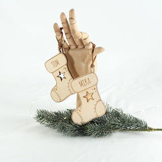 Personalisierter Weihnachtsbaumschmuck aus Holz in Form einer Weihnachtssocke mit Namen als Geschenkanhänger