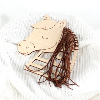 Haarspangen Halter aus Holz in Pferdekopf Form mit braunen Bändern zur Aufbewahrung von Haarspangen im Kinderzimmer