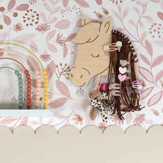 Haarspangen Halter aus Holz in Pferdekopf Form mit braunen Bändern zur Aufbewahrung von Haarspangen im Kinderzimmer. Dekoriert in niedlichem Mädchen-Zimmer