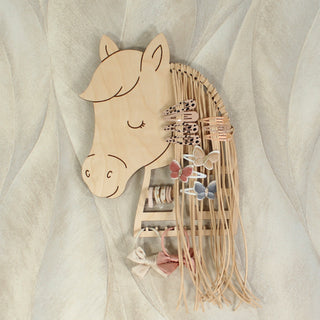 Haarspangen Halter aus Holz in Pferdekopf Form mit beigen Bändern zur Aufbewahrung von Haarspangen im Kinderzimmer