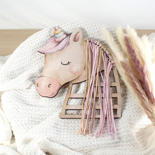Haarspangen Halter aus Holz in Einhorn Form mit bunten Bändern zur Aufbewahrung von Haarspangen im Kinderzimmer