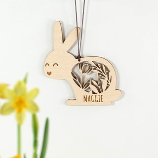Personalisierter Osteranhänger aus Holz in Hasenform mit filigranem Blumenmuster und Namen, handgemachte Osterdekoration