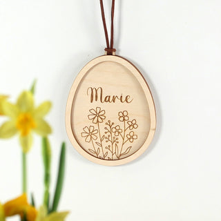 Personalisierter Osteranhänger aus Holz in Osterei-Form mit Blumenillustration und Namen, handgemachte Osterdekoration