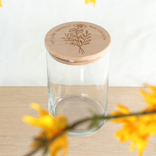 Glasdose mit Holzdeckel graviert mit Blumenstrauß und Schriftzug „Mit Liebe gefüllt nur für dich“
