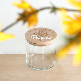 Hochwertige Aufbewahrungsdose aus Glas mit personalisiertem Holzdeckel und Blumenmotiv. Aufgesetzter Schriftzug aus weißem Acryl. Geschenk zu Muttertag, Vatertag oder für Lieblingsmenschen.