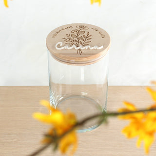 Personalisierte Vorratsdose aus Glas mit Holzdeckel und Blumen Gravur und aufgesetztem Namensschriftzug. Geschenkidee als Dankeschön
