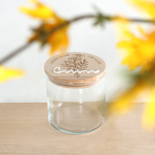 Geschenk Glasbehälter mit Holzdeckel und Gravur „Vielen Dank für alles“. Aufgesetzter Namenschriftzug aus weißem Acryl