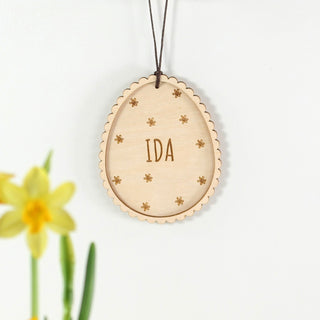 Personalisierter Osteranhänger aus Holz in Osterei-Form mit Blumenmuster und Namen, handgemachte Osterdekoration