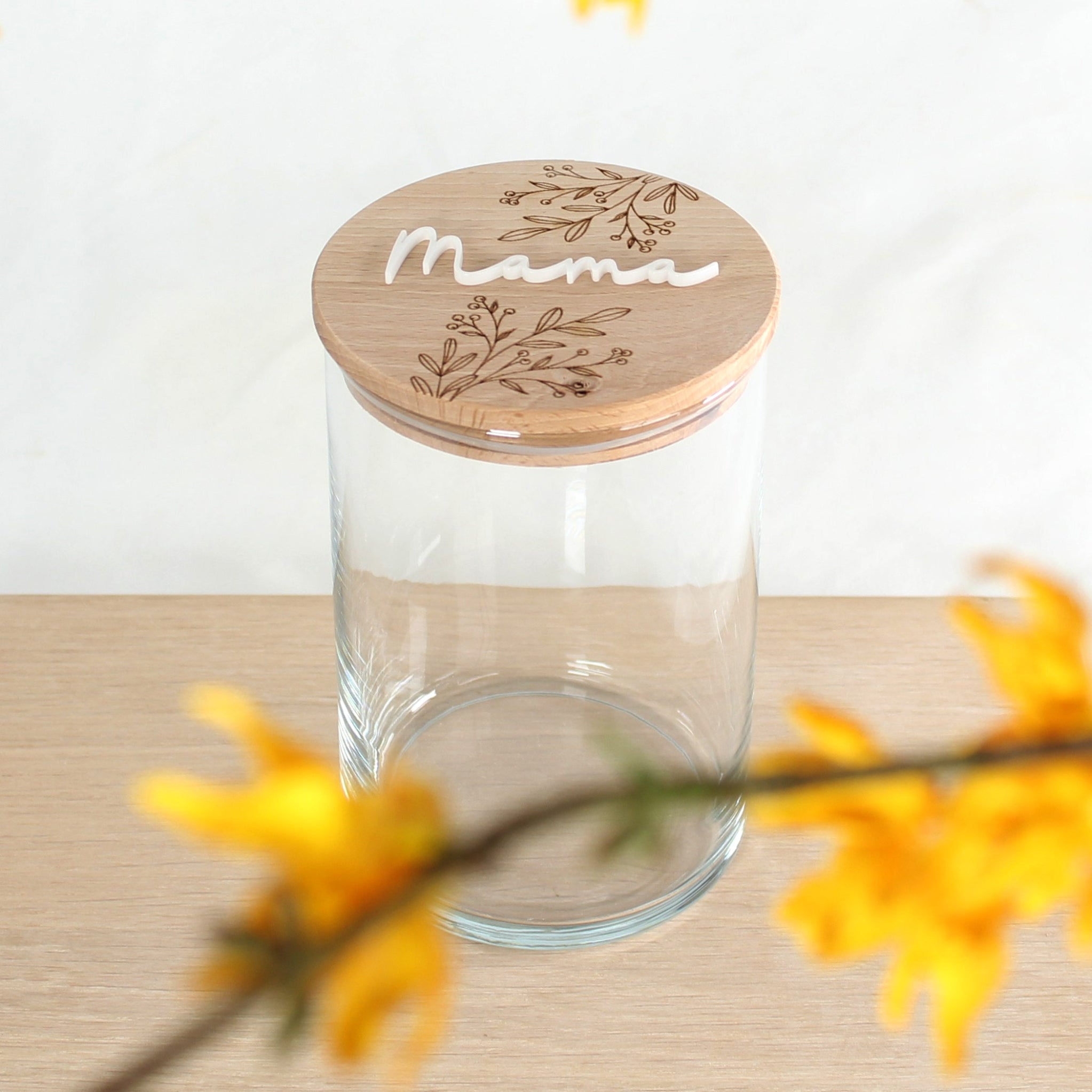 Personalisierte Glasdose mit Holzdeckel – Vorratsglas mit Gravur & Blumenmotiv
