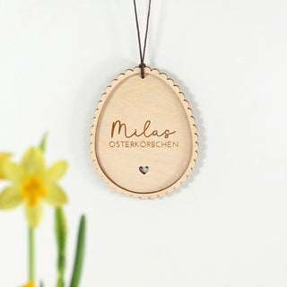 Personalisierter Osteranhänger aus Holz in Osterei-Form mit Namen und niedlichem Rüschenrand. Handgemachte Osterdekoration.