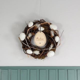 Personalisierter Osteranhänger aus Holz in Osterei-Form mit Namen und niedlichem Rüschenrand. Dekoriert an Oster Kranz.