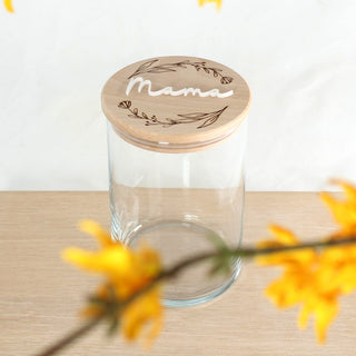 Personalisierte Geschenkidee Glasbehälter mit Deckel aus Holz, floraler Gravur und Namensschriftzug