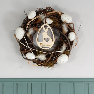 Personalisierter Osteranhänger aus Holz mit Hasenmotiv und Namen, gelasert. Handgemachte Osterdekoration zum Aufhängen, dekoriert in einem Oster Kranz.