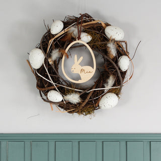 Personalisierter Osteranhänger aus Holz mit Hasenmotiv und Namen, gelasert. Handgemachte Osterdekoration zum Aufhängen, dekoriert an einem Oster Kranz.