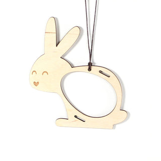 Oster-Anhänger aus Holz in Hasenform mit Ei-förmiger Aussparung für ein Ü-Ei. Kreative Geschenkidee für Ostern.