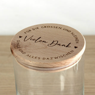 Detailansicht Gravur Vorratsglas mit graviertem Holzdeckel als kleines Dankeschön.
