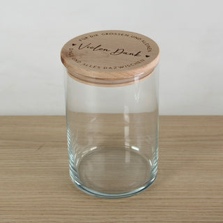 Vorratsdose aus Glas mit Holzdeckel und Blumen Gravur und aufgesetztem Namensschriftzug. Geschenkidee als Dankeschön