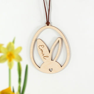 Personalisierter Osteranhänger aus Holz mit Hasenohren im Ei, gelasert mit Namen, moderne Osterdekoration zum Aufhängen