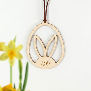 Personalisierter Osteranhänger aus Holz mit Hasenohren im Ei, gelasert mit Namen, moderne Osterdekoration zum Aufhängen