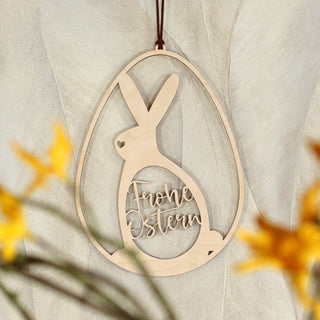 Holzschild in Osterei-Form mit Hasen-Silhouette und ausgelasertem Ei mit Schriftzug „Frohe Ostern“ – handgemachte Osterdekoration aus Holz