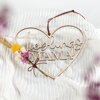 Geschenk für Muttertag Holzherz Lieblings Mama minimalistische Wanddeko mit kleinem Blumenstrauß dekoriert