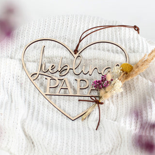 Geschenk zum Vatertag Holzherz Lieblings Papa minimalistische Wanddeko mit kleinem Blumenstrauß dekoriert