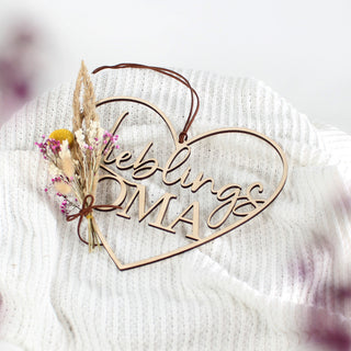 Geschenk für Muttertag Holzherz Lieblings Oma minimalistische Wanddeko mit kleinem Blumenstrauß dekoriert