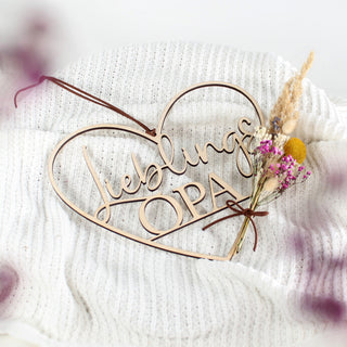 Geschenk für Vatertag Holzherz Lieblings Opa minimalistische Wanddeko mit kleinem Blumenstrauß dekoriert