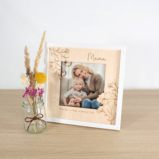 Personalisierter Bilderrahmen aus Holz mit Gravur „Mama“, Wunschtext und Familienfoto im modernen Design