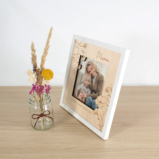 Personalisierter Fotorahmen Holz mit Schriftzug Mama und emotionalem Spruch. Seitlich gezeigt