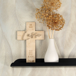 Individuell graviertes Taufkreuz aus Holz mit Wandhalterung und personalisiertem Text