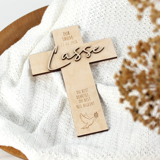 Christliches Wandkreuz aus Holz mit Name und Taufdatum, handgefertigt und gelasert